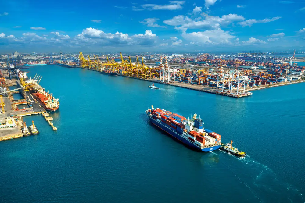 Navio porta-contêineres manobrando em um grande porto