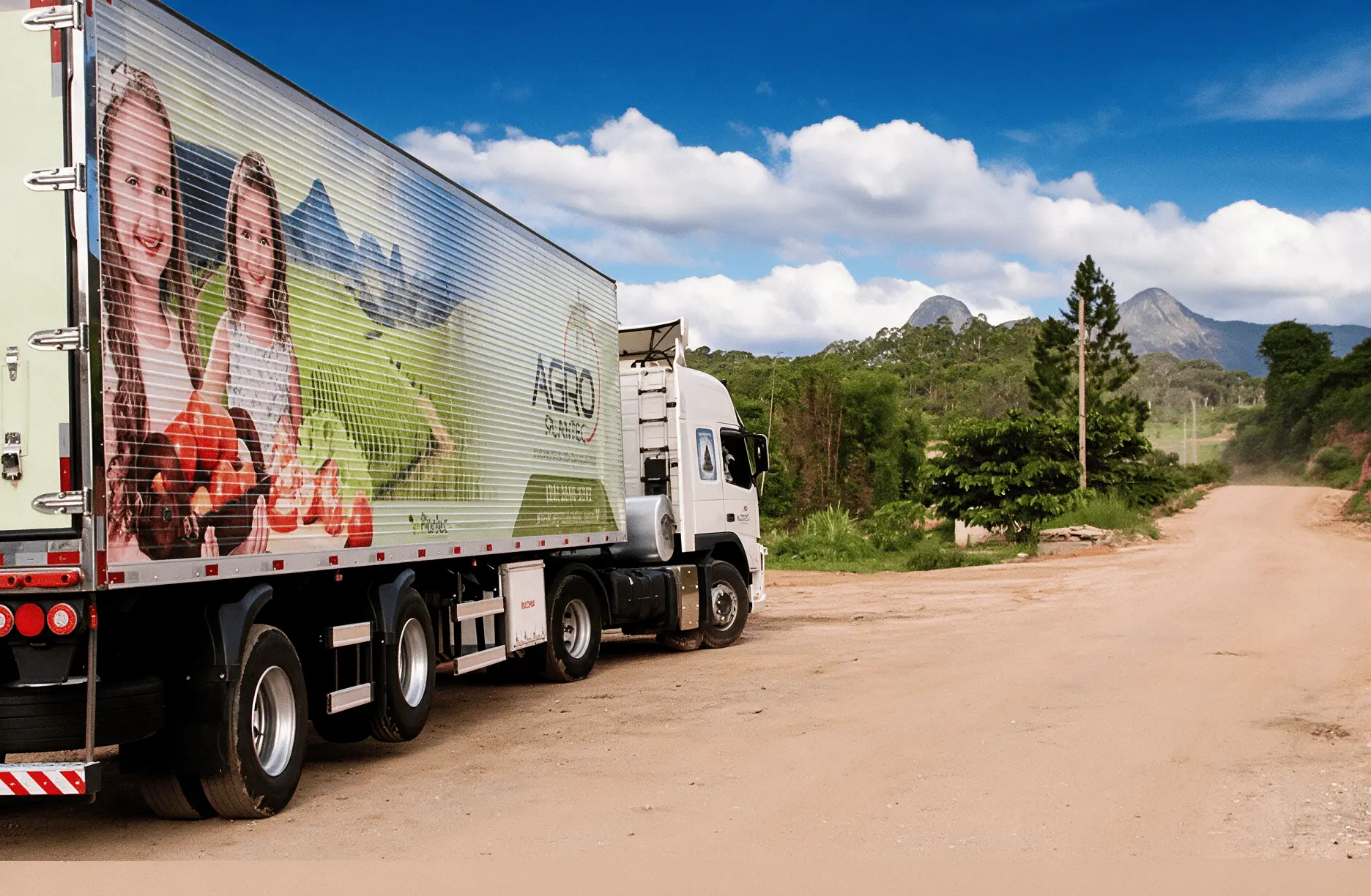 Carreta refrigerada da Agroplantec em estrada rural nas montanhas capixabas